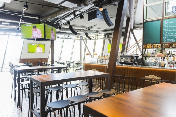 Fotbollsrestaurang med 700" i krispig HDTV-kvalitet